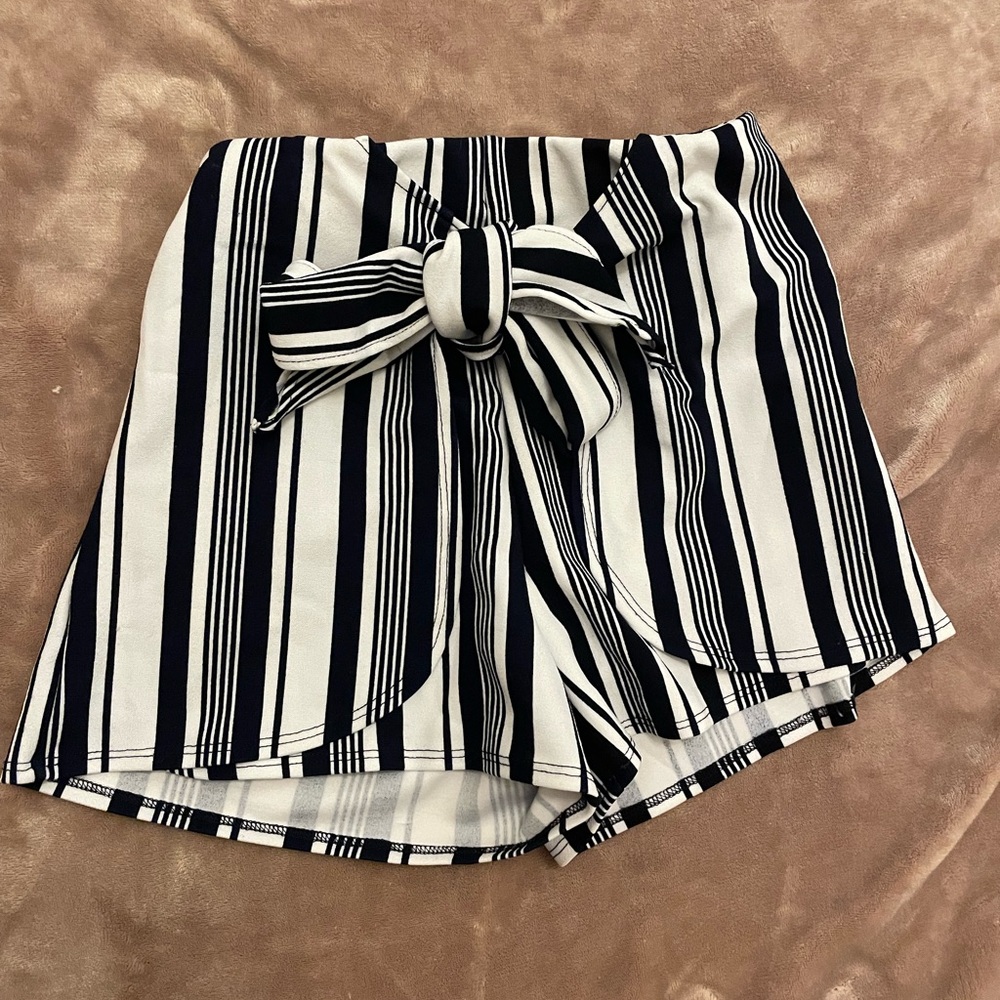 Girls Black & White Striped Tie-Front Casual Shorts